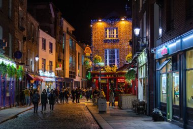 Dublin, Ireland- 08 Kasım 2015: Dublin, İrlanda 'daki Temple Bar Quarter' da şehrin popüler tarihi bölümünde gece hayatı. Bölge pek çok bar, bar ve restoranın bulunduğu yerdir..