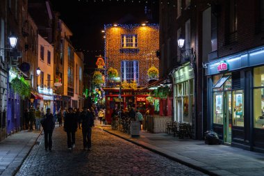 Dublin, Ireland- 08 Kasım 2015: Dublin, İrlanda 'daki Temple Bar Quarter' da şehrin popüler tarihi bölümünde gece hayatı. Bölge pek çok bar, bar ve restoranın bulunduğu yerdir..