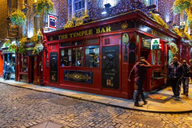 Dublin, Ireland- 08 Kasım 2015: Dublin, İrlanda 'daki Temple Bar Quarter' da şehrin popüler tarihi bölümünde gece hayatı. Bölge pek çok bar, bar ve restoranın bulunduğu yerdir..