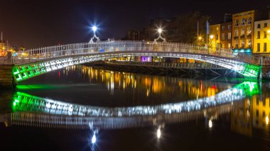 Dublin, Ireland- 08 Kasım 2015: Liffey Nehri üzerinde 19. yüzyıla ait karakteristik bir yaya köprüsü. Renkli aydınlatma.