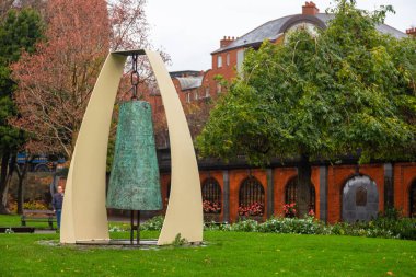 Dublin, Ireland- 09 Kasım 2015: St. Patrick Park 'taki Katedral önünde Özgürlük Çanı Heykeli.