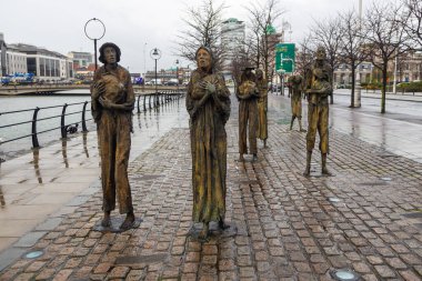 Dublin, Ireland- 09 Kasım 2015 Kıtlık Anıtı, Büyük Kıtlığa adanmış heykeller. Liffey nehrinin kıyısında.
