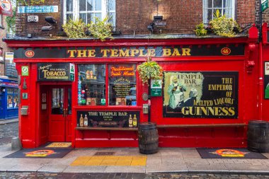 Dublin, Ireland- 09 Kasım 2015: Dublin, İrlanda 'daki Temple Bar Quarter' ın popüler tarihi bölümü. Bölge birçok bar, bar ve restoranın bulunduğu yerdir. Yağmurlu gün.