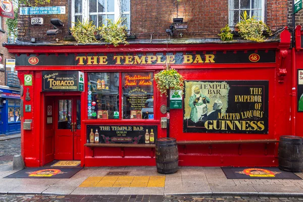 Dublin, Ireland- 09 Kasım 2015: Dublin, İrlanda 'daki Temple Bar Quarter' ın popüler tarihi bölümü. Bölge birçok bar, bar ve restoranın bulunduğu yerdir. Yağmurlu gün.