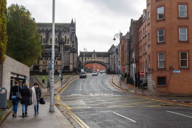 Dublin, İrlanda - 09 Kasım 2015: Arka planda Dublinia Müzesi, Winetavern Caddesi boyunca binalar.
