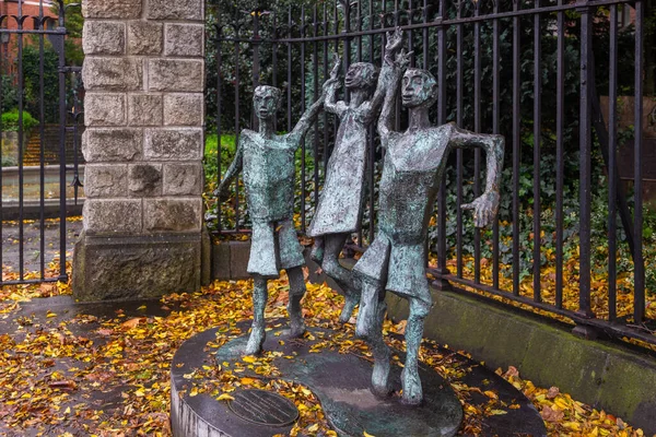 Дублин Ирландия Ноября 2015 Millennium Child Child Sculpture Peace Park — стоковое фото
