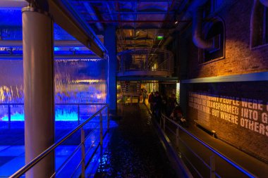 Dublin, İrlanda - 09 Kasım 2015: Dublin 'deki Guinness mağazasının içi. Guinness Deposu, St. James Gate Bira Fabrikası 'nın turistik bir yeridir..