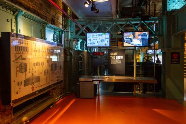 Dublin, İrlanda - 09 Kasım 2015: Dublin 'deki Guinness mağazasının içi. Guinness Deposu, St. James Gate Bira Fabrikası 'nın turistik bir yeridir..