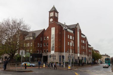 Dublin, İrlanda - 09 Kasım 2015: Cornmarket Group Finans Hizmetleri Ltd., Christchurch Meydanı. Kulesi ve saati olan bina.