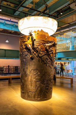 Dublin, İrlanda - 09 Kasım 2015: Dublin 'deki Guinness mağazasının içi. Bir kupa Guinness anıtı. Guinness Deposu, St. James Gate Bira Fabrikası 'nın turistik bir yeridir..