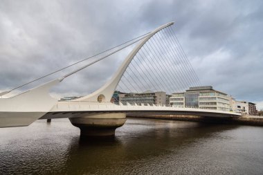 Dublin, İrlanda - 09 Kasım 2015: Samuel Beckett Köprüsü, Liffey Nehri üzerinde arp şeklinde .
