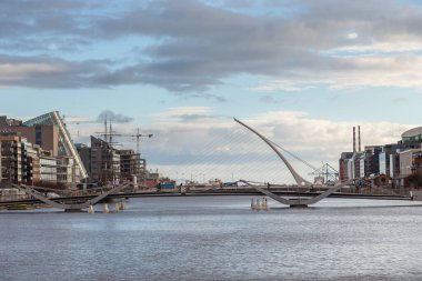 Dublin, İrlanda - 09 Kasım 2015: Samuel Beckett Köprüsü, Liffey Nehri üzerinde arp şeklinde .