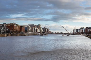 Dublin, İrlanda - 09 Kasım 2015: Samuel Beckett Köprüsü, Liffey Nehri üzerinde arp şeklinde .