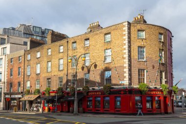 Dublin, İrlanda - 10 Kasım 2015: Tipik Red Pub Doyle başkentin merkezindeki College Street 'te. İrlanda sembolü.