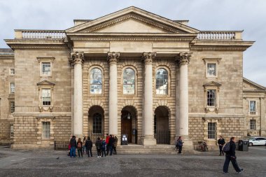 Dublin, İrlanda - 10 Kasım 2015: Trinity College resmi olarak Dublin yakınlarındaki Kraliçe Elizabeth 'in Kutsal ve Bölünmez Üçlemesi Koleji.