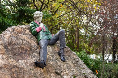 Dublin, İrlanda - 10 Kasım 2015: Dublin 'deki Oscar Wilde Evi yakınlarındaki Merrion Meydanı' nda heykeller.