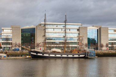 Dublin, İrlanda - 10 Kasım 2015: Jeanie Johnston, Kuzey Rıhtımı 'nda İrlanda Kıtlık Hikayesi.