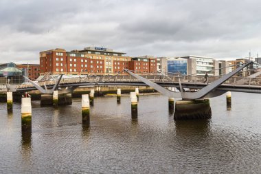 Dublin, İrlanda - 10 Kasım 2015: Liffey Nehri üzerindeki Air Dublin şehri manzarası. Sean O Casey Köprüsü.
