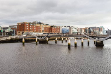 Dublin, İrlanda - 10 Kasım 2015: Liffey Nehri üzerindeki Air Dublin şehri manzarası. Sean O Casey Köprüsü.