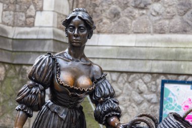Dublin, İrlanda - 10 Kasım 2015: Suffolk Caddesi 'ndeki Dublin İrlanda' daki Molly Malone heykeli. Molly bir İrlanda şarkısında hayali bir karakterdir..