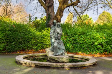 Dublin, İrlanda - 10 Kasım 2015: Aziz Stephen Green Parkı 'nda heykeli olan bir çeşme, üç kadının portresi. Park orjinal Viktorya tarzı..