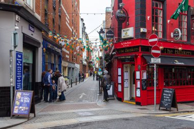 Dublin, İrlanda - 10 Kasım 2015: Tipik İrlanda barı, The Bankers at Trinity Street. Şehrin popüler tarihi bölgesi, yaya bölgesi..