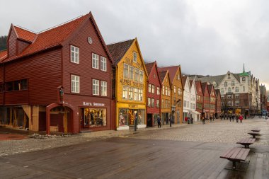 Bergen, Norveç - 12 Aralık 2015: Vagen limanının doğu tarafında sıralanan Hanseatik mirası ticari binaların Bryggen serisinin görüntüsü.