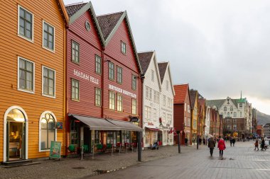 Bergen, Norveç - 12 Aralık 2015: Vagen limanının doğu tarafında sıralanan Hanseatik mirası ticari binaların Bryggen serisinin görüntüsü.