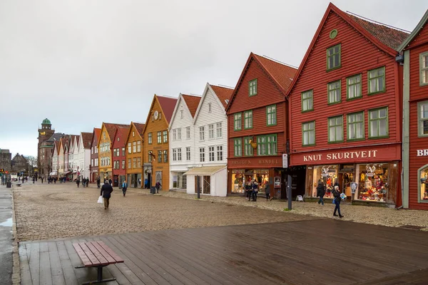 Bergen, Norveç - 12 Aralık 2015: Vagen limanının doğu tarafında sıralanan Hanseatik mirası ticari binaların Bryggen serisinin görüntüsü.
