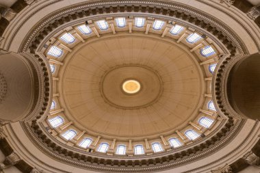 Valletta, Malta 26 Haziran 2021: Yüksek kırmızı mermer sütunları, detaylı duvar oymaları, avizeleri ve Valletta, Malta 'da ayrıntılı sunağı olan bir Katolik kilisesinin iç mimarisi..