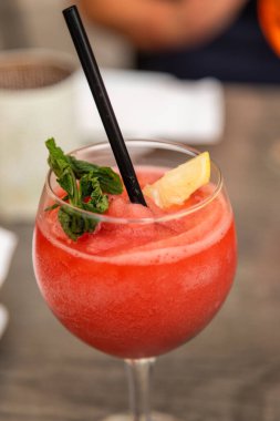 Birgu, Malta 'da bir masada servis edilen bardakta naneli ve limonlu iki karpuz kokteyli..