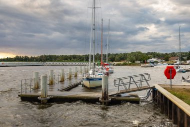 Zalew Szczecinski, Polonya 31 Temmuz 2021: Bulutlu bir günde limana demirlemiş yelkenliler.