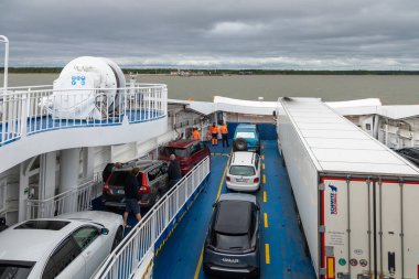 Saaremaa, Estonya 24 Ağustos 2021: Araçlar ve kamyonlar Saaremaa adasına giden gemiye binmeden önce feribot terminalinde sıraya girdiler.