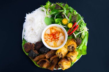 Çörek, ızgara domuz pirinçli erişte, şifalı ot, Vietnam mutfağı.