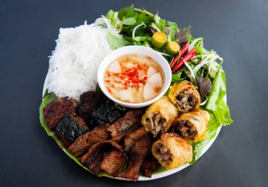 Çörek, ızgara domuz pirinçli erişte, şifalı ot, Vietnam mutfağı.