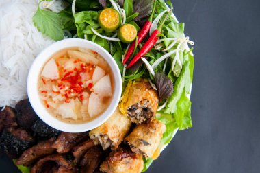 Çörek, ızgara domuz pirinçli erişte, şifalı ot, Vietnam mutfağı.