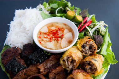 Çörek, ızgara domuz pirinçli erişte, şifalı ot, Vietnam mutfağı.