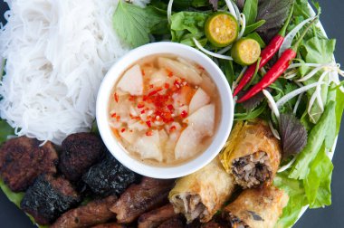 Çörek, ızgara domuz pirinçli erişte, şifalı ot, Vietnam mutfağı.