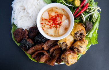 Çörek, ızgara domuz pirinçli erişte, şifalı ot, Vietnam mutfağı.