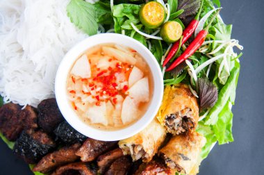 Çörek, ızgara domuz pirinçli erişte, şifalı ot, Vietnam mutfağı.