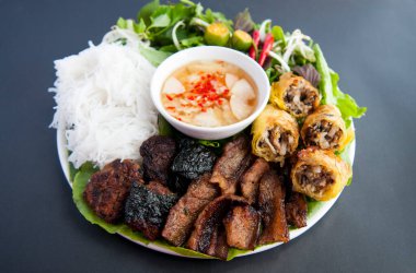 Çörek, ızgara domuz pirinçli erişte, şifalı ot, Vietnam mutfağı.