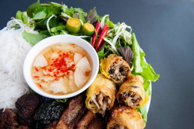 Çörek, ızgara domuz pirinçli erişte, şifalı ot, Vietnam mutfağı.