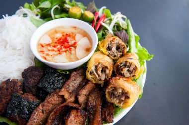 Çörek, ızgara domuz pirinçli erişte, şifalı ot, Vietnam mutfağı.