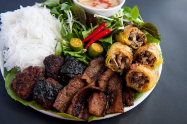 Çörek, ızgara domuz pirinçli erişte, şifalı ot, Vietnam mutfağı.