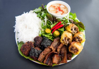 Çörek, ızgara domuz pirinçli erişte, şifalı ot, Vietnam mutfağı.