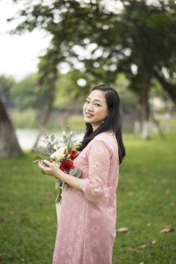 Parktaki mutlu hamile kadın.