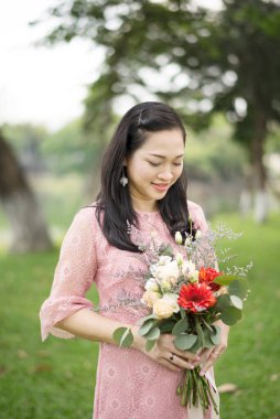 Parktaki mutlu hamile kadın.