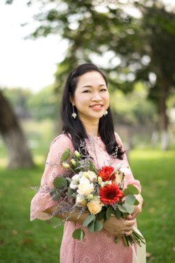 Parktaki mutlu hamile kadın.