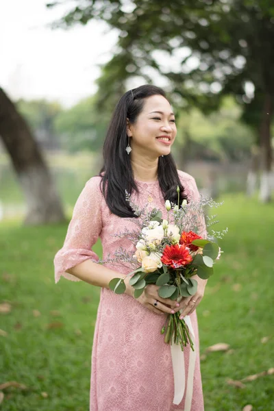 Parktaki mutlu hamile kadın.