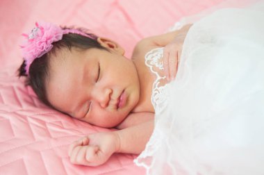 Uyuyan yeni doğmuş bebek.